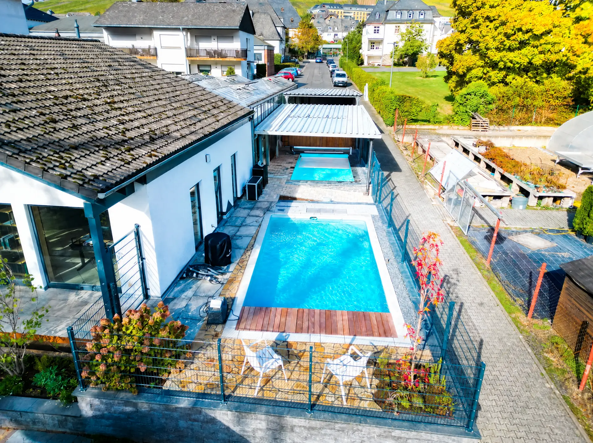 Pool-Ausstellung in Bernkastel-Kues mit Blick über die Weinberge und die Mosel