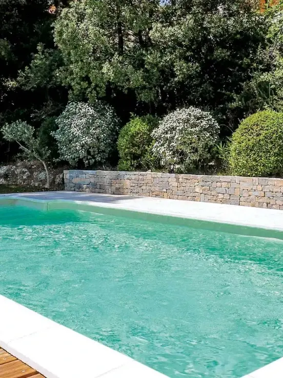 Holzdeck mit Pool-Integration