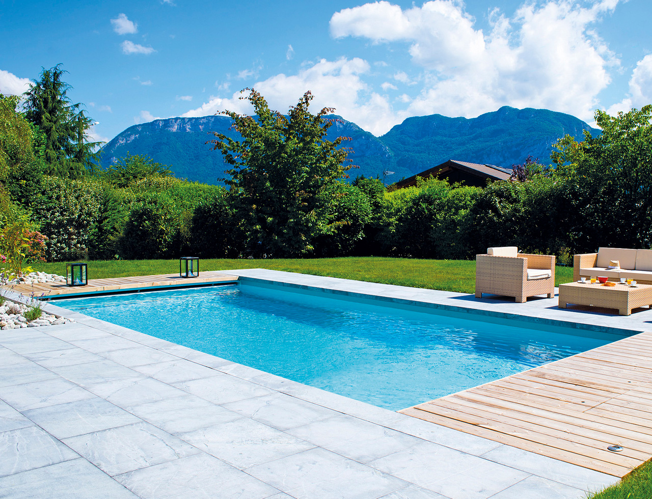 Premium Desjoyaux Pool in modernem Garten bei Abendlicht